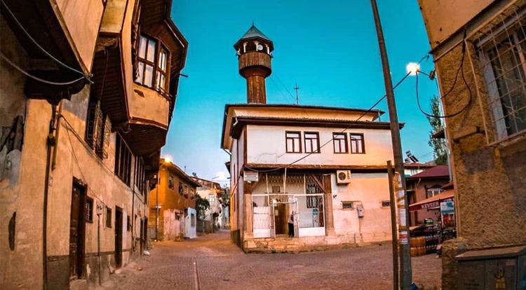 Yolbaşı Camii, Ahşap minaresi ile dikkat çekiyor