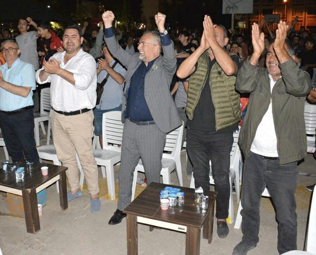 Zileliler, Avusturya-Türkiye maçını açık havada coşkuyla izledi