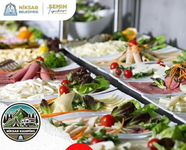 Niksar Belediyesi’nden açık büfe kahvaltı hizmeti