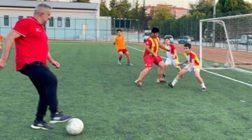 Başkan Semih Tepebaşı, Futbol yaz okulunu ziyaret etti