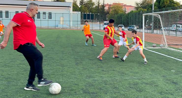 Başkan Semih Tepebaşı, Futbol yaz okulunu ziyaret etti