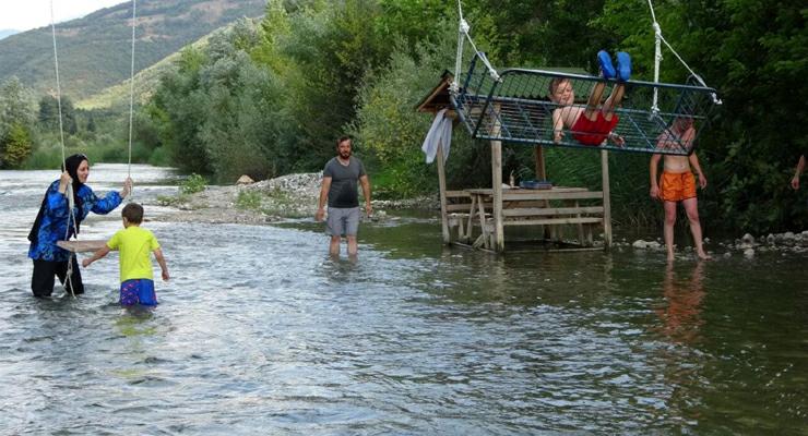 Niksar Kelkit Çayı’nın doğal serinliği eşliğinde