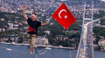 Red Bull Sporcusu Jaan Roose İstanbul Boğazı’nda tarih yazdı