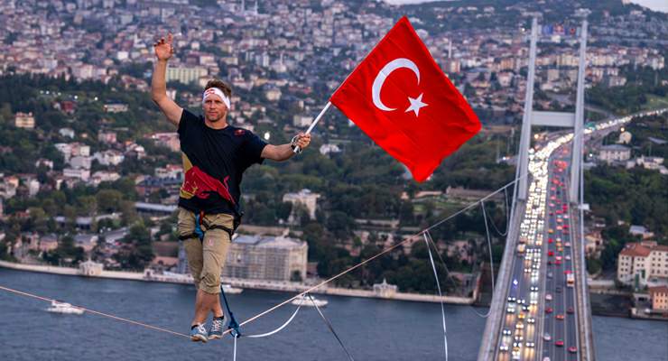 Red Bull Sporcusu Jaan Roose İstanbul Boğazı’nda tarih yazdı