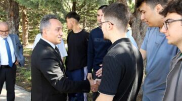 Rektör Yılmaz öğrencilerle sohbet etti