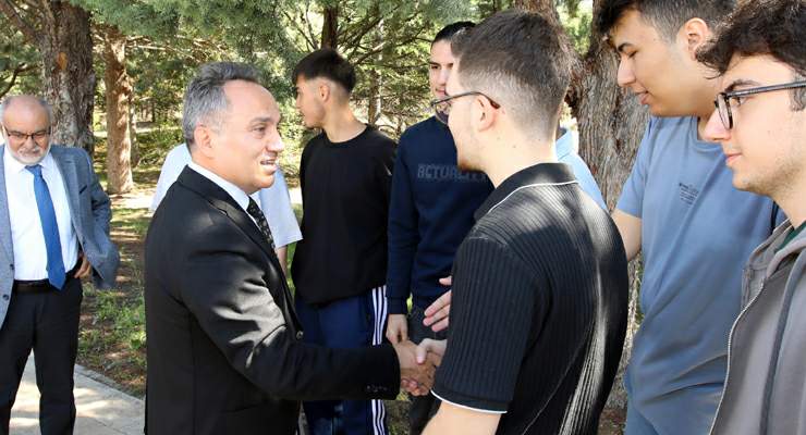 Rektör Yılmaz öğrencilerle sohbet etti