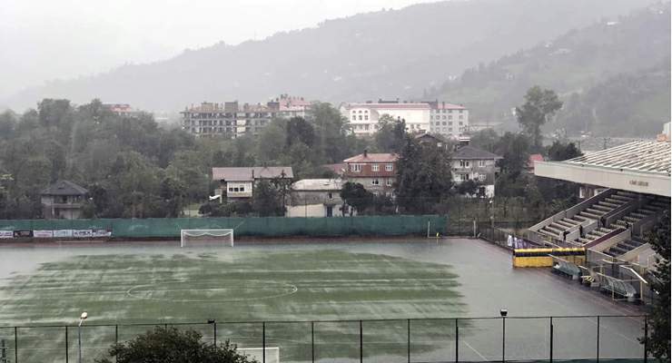 Artvin’de şiddetli yağış nedeniyle Tokatspor’un maçı ertelendi