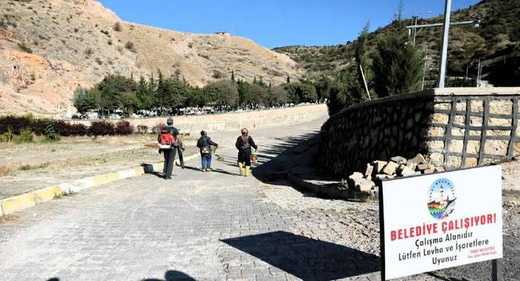 Tokat Belediyesi mezarlıkları bakıma aldı