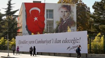 Sanatın evrensel diliyle “Atatürk ve Bayrak”