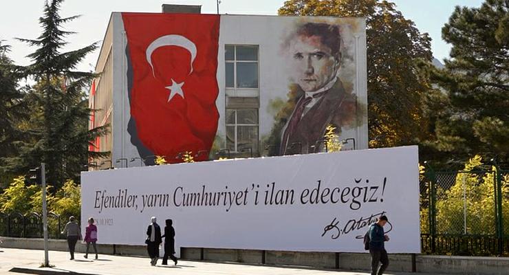 Sanatın evrensel diliyle “Atatürk ve Bayrak”