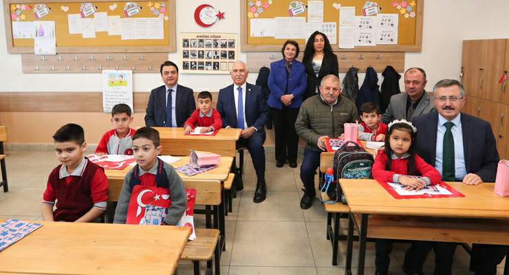 Vali Köklü, yarıyıl tatiline giren öğrencilerin karne heyecanlarına ortak oldu