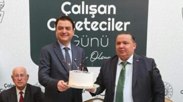 Vali Abdullah Köklü, Gazeteciler ile birlikte pasta kesti