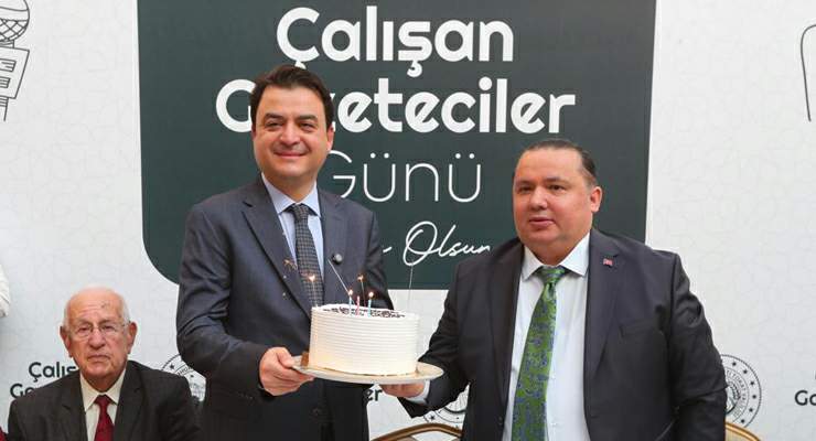 Vali Abdullah Köklü, Gazeteciler ile birlikte pasta kesti