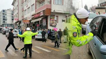 Niksar’da yayalara yol vermeyen sürücülere ceza yağdı