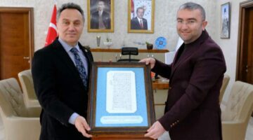 Rektör Fatih Yılmaz’a anlamlı hediye, “Dedelerinin Şehit Kaydı”