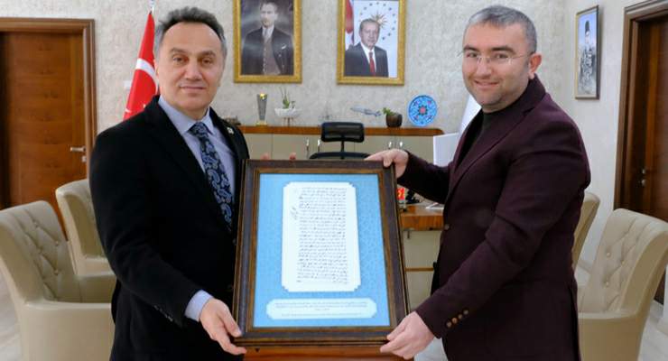 Rektör Fatih Yılmaz’a anlamlı hediye, “Dedelerinin Şehit Kaydı”