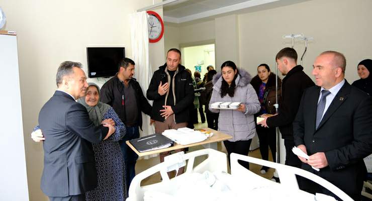 Rektör Prof. Dr. Fatih Yılmaz’dan hastalara anlamlı ziyaret