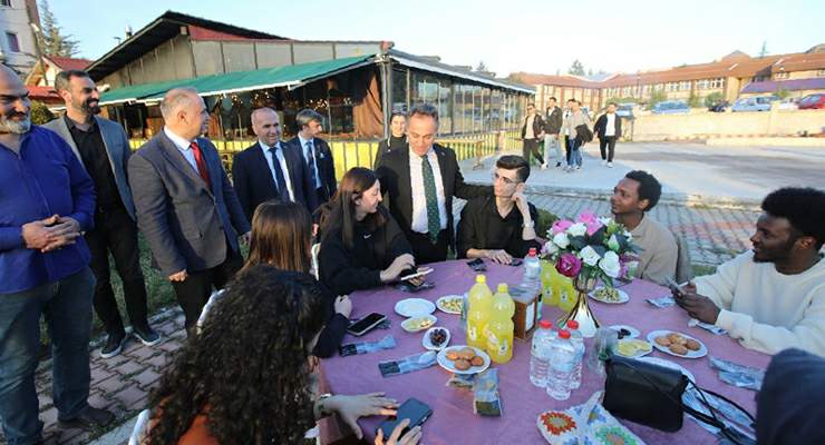 Rektör Prof. Dr. Fatih Yılmaz öğrencilerle iftarda buluştu