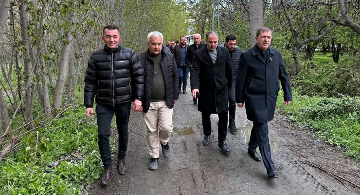 Vekil Arslan ve Başkan Dizer, çiftçilerin sorunlarını yerinde inceledi