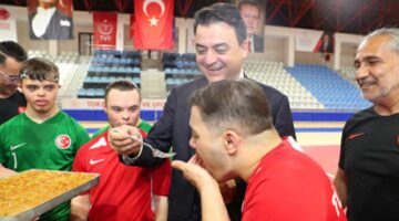 Vali Köklü’den ‘Futsal Milli Takımı’na Baklava ikramı