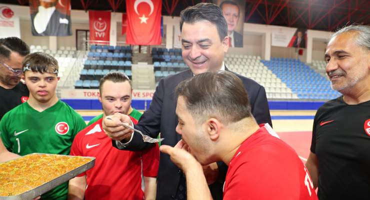 Vali Köklü’den ‘Futsal Milli Takımı’na Baklava ikramı
