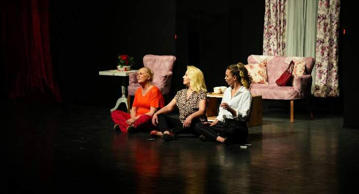 Erbaa’da “Etekler ve Pantolonlar” adlı tiyatroyla sanat rüzgarı esti