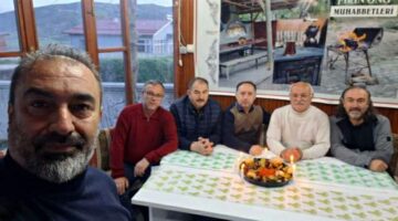 Tokat usulü “Doğum Günü” Tepside kebabın üzerine mum diktiler