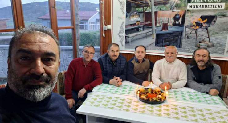 Tokat usulü “Doğum Günü” Tepside kebabın üzerine mum diktiler