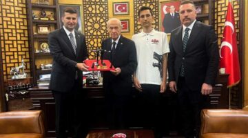 Bahçeli’ye “TÜRKHAN İHA” prototipi hediye edildi