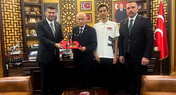 Bahçeli’ye “TÜRKHAN İHA” prototipi hediye edildi