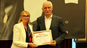 “Dijitalleşme Ödülü” Mehmet Önder’e verildi