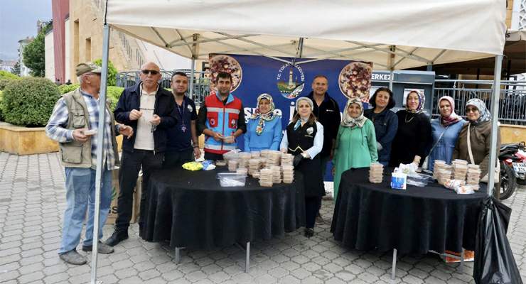 Tokat Belediyesi 12 noktada aşure ikramı yaptı