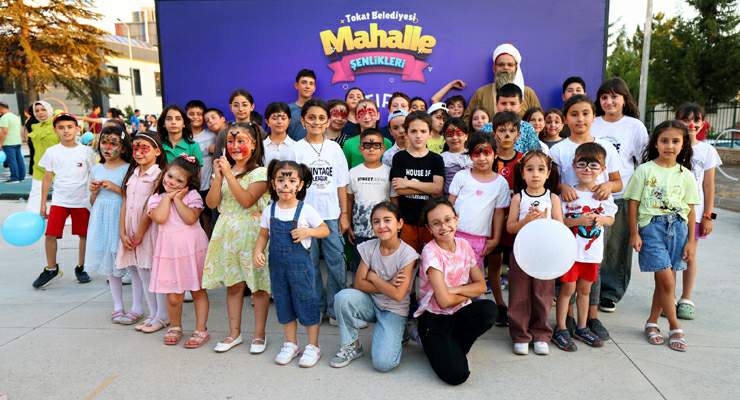 Mahalle Şenlikleri’nde çocuklar yüz boyama, yarışma ve tiyatroyla eğlendi