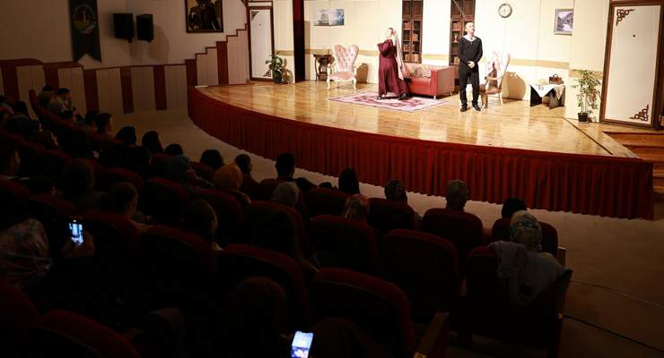 Maydanoz Sapları Tiyatro Ekibi ‘Gemilerde Talim Var’ı sahneledi