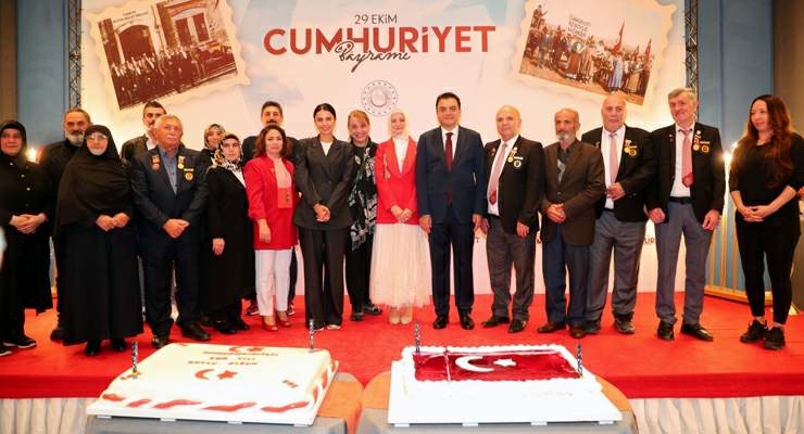 Tokat’ta, Cumhuriyetin 102. yılı resepsiyonu pastayla kutlandı