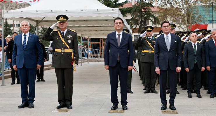 Tokat’ta Cumhuriyet coşkusu, Protokol çelenk sundu