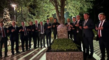 Başbuğ Türkeş’in kabri başında Tokatlı başkanlar dua etti