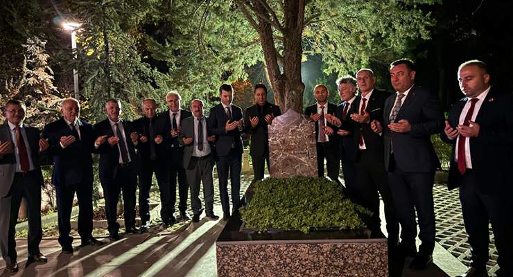 Başbuğ Türkeş’in kabri başında Tokatlı başkanlar dua etti