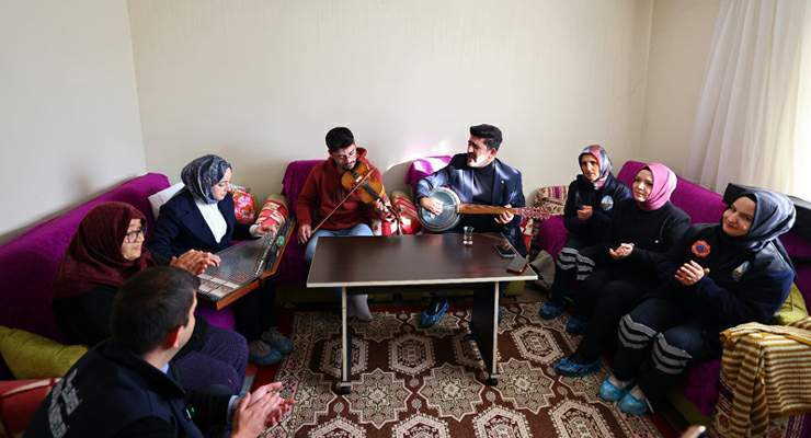 Tokat Belediyesi’nden yaşlılara hem temizlik hem de canlı müzik hizmeti