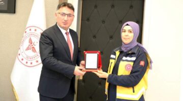 İl Sağlık Müdürü Atilla Bıyık, 112 Personeli Rabia Aktaş’ı ödüllendirdi