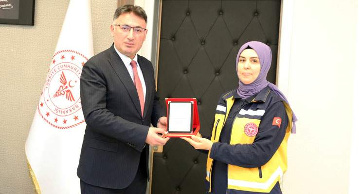 İl Sağlık Müdürü Atilla Bıyık, 112 Personeli Rabia Aktaş’ı ödüllendirdi