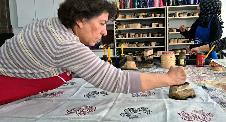 Geleneksel baskı sanatını öğrenmek için Tokat’a geldi