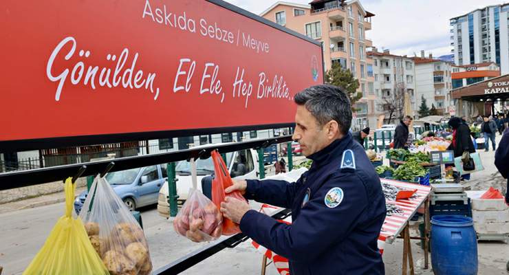 Tokat Belediyesi Pazar yerlerinde “Askıda Sebze ve Meyve” uygulaması başlattı