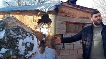 Yamaçtan kopan dev kaya neredeyse evi yıkıyordu