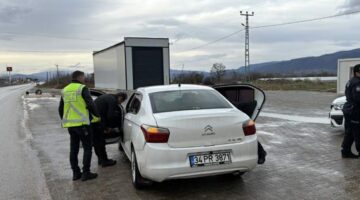 Tokat’ta uygulama noktasında bir araçta kaçak göçmen yakalandı