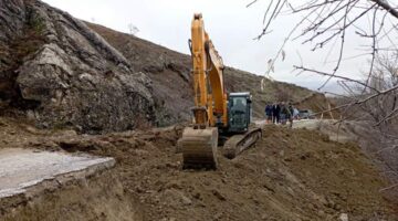 Toprak kaymasının yaşandığı yolda zemin güçlendirme çalışmaları başladı