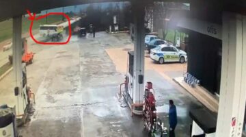 Tokat’ta öğrenci servisinin devrilme anı kamerada