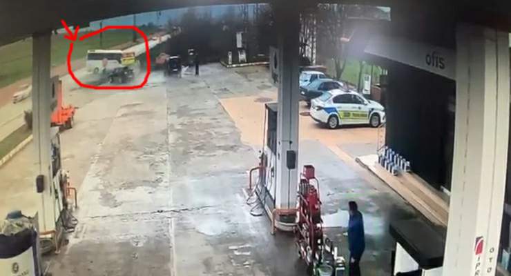 Tokat’ta öğrenci servisinin devrilme anı kamerada
