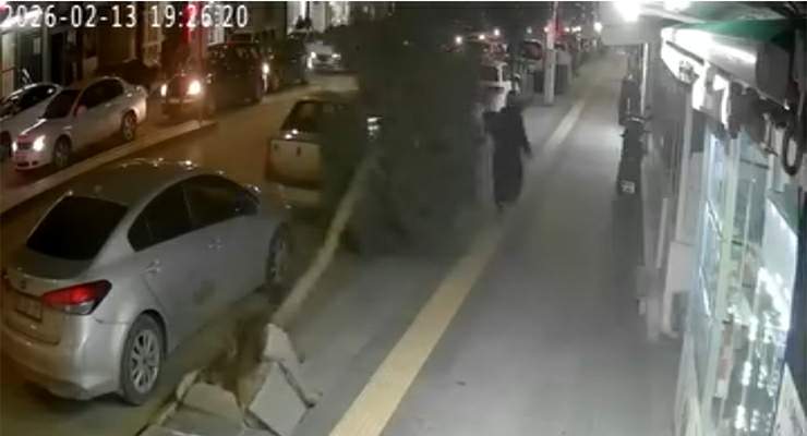 Tokat’ta fırtına ağacı devirdi, vatandaş saniyelerle kurtuldu