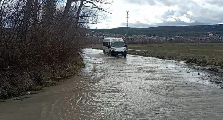 Tokat’ta köy yolları eriyen karlar nedeniyle su altında kaldı